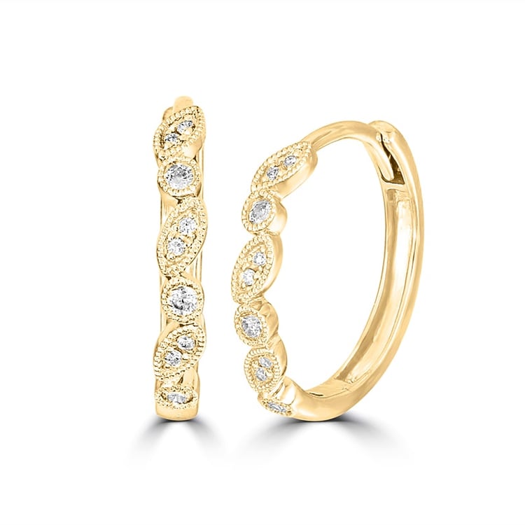 Biele diamanty v zlatých náušniciach Sprita