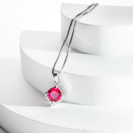 Strieborný prívesok so simulovaným rubínom Augustin