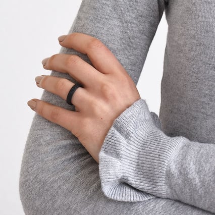 Mierne zaoblený snubný prsteň z karbónu Tomila