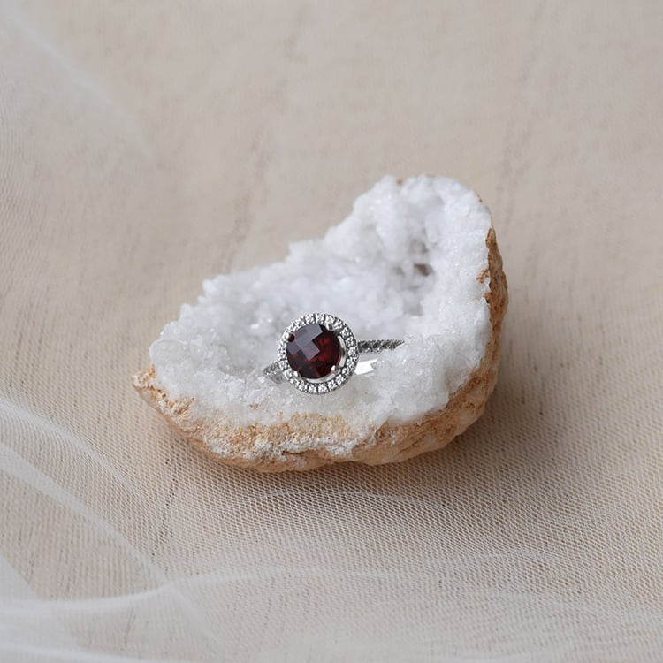 Halo prsten s granátom a bielými topásmi 66436