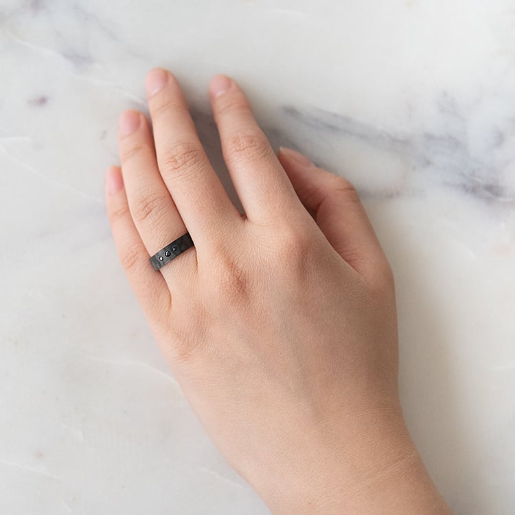 Ploché snubné prstene z karbónu a zlata s čiernymi diamantmi Conner 97557