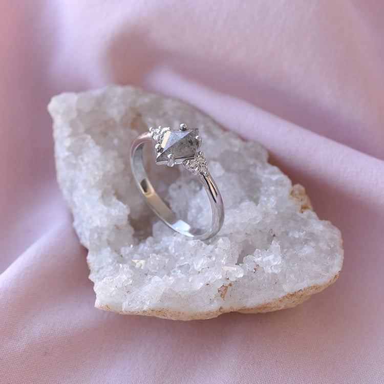 Prsteň sa salt and pepper diamantom 67504