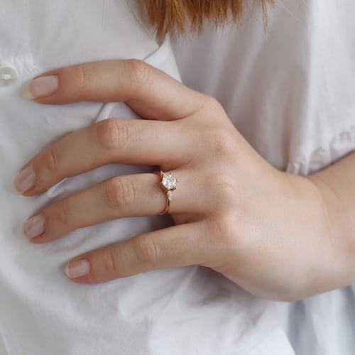 Zásnubný prsteň s hexagon moissanitom a pear diamantmi Larissa