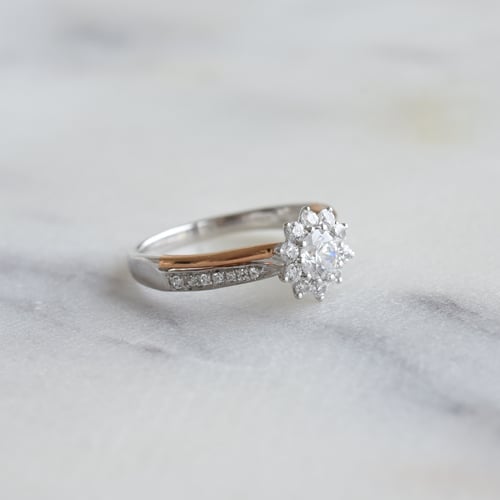 Zásnubný prsteň s diamantmi v tvare kvetiny Pola