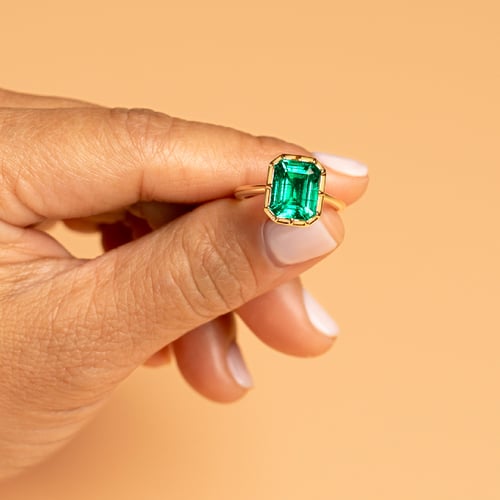 Zlatý bezel prsteň s emerald lab-grown smaragdom Kayla
