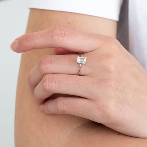 Zásnubný prsteň zo zlata v orieškové farbe s emerald lab-grown diamantom Olson
