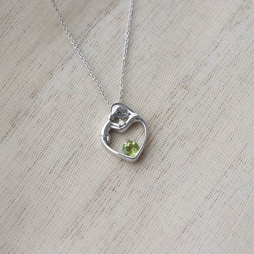 Prívesok matka a dieťa s olivínom a diamantom Heli