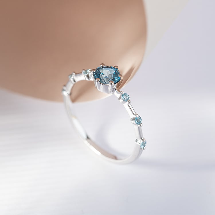 Prsteň s londýnským topásom a postrannými švajčiarskými topásmi Jelena 120775