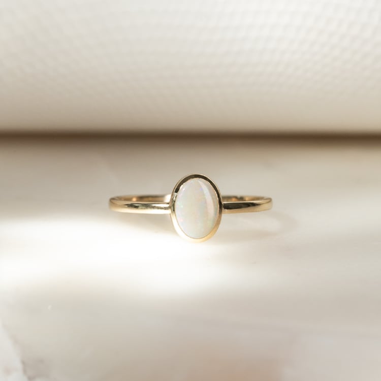 Zlatý minimalistický prsten s oválnym opálom Emiliana 131905