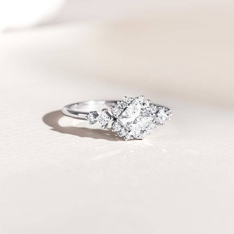 Zásnubný prsteň z bieleho zlata s princess lab-grown diamantom Medrie 158498