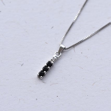 Jemný strieborný prívesok s čiernymi ónyxmi Bjorn