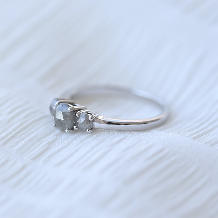 Zlatý zásnubný prsteň s tromi diamantmi 61263