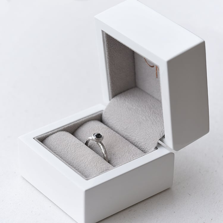 Zlatý prsteň s čiernym diamantom 69655