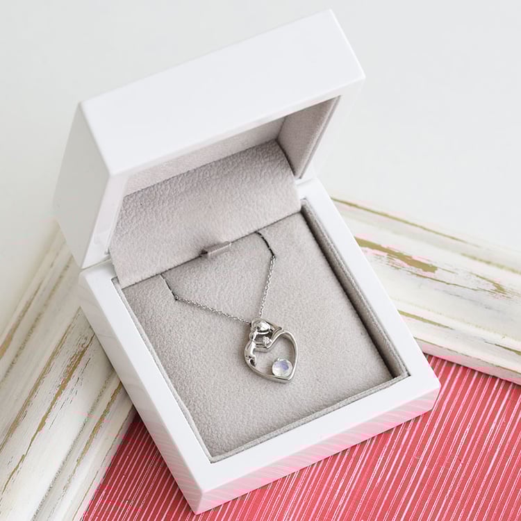 prívesok matka a dieťa s mesačným kameňom a diamantom zo zlata 84448