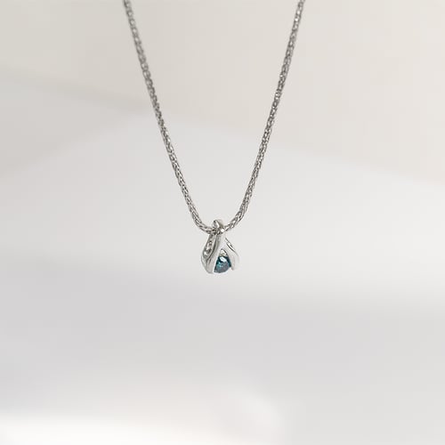 Platinový prívesok s modrým diamantom Tressa