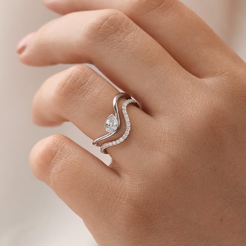 Atypický zásnubný prsteň s pear diamantom Kylie