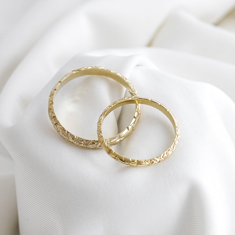 Svadobné obrúčky s ručnou rytinou hviezd Kirby 121574