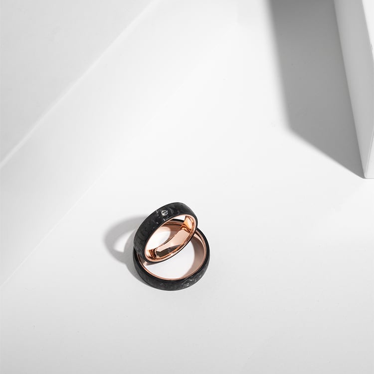 Mierne zaoblený snubný prsteň z karbónu a zlata s diamantom Katu 143127