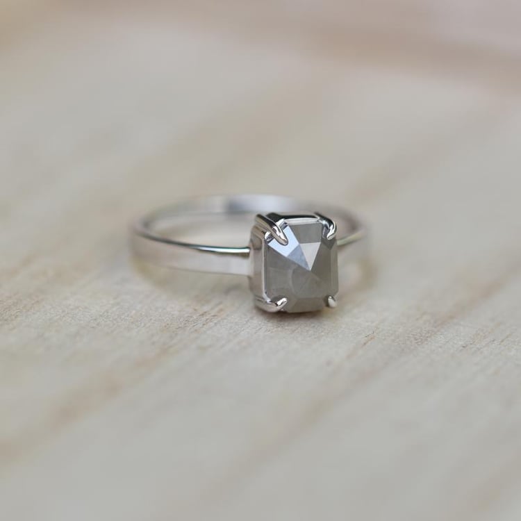 Zlatý prsteň s diamantom 44316