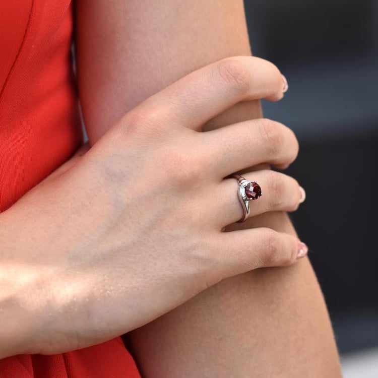 Strieborný prsteň s granátom 45403