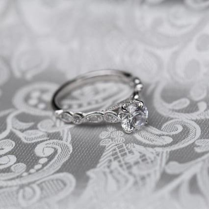 Vintage zásnubný prsteň s lab-grown diamantmi Pua