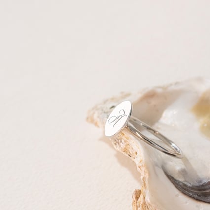 Oválny prsteň s gravírom písmena Bailey