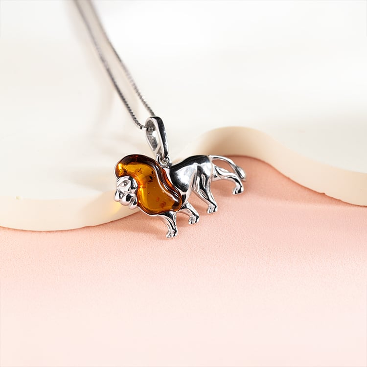 Strieborný jantárový prívesok v tvare leva Singa 150765