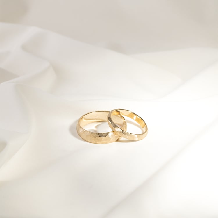 Matné tepané svadobné obrúčky zo zlata Zura 130403