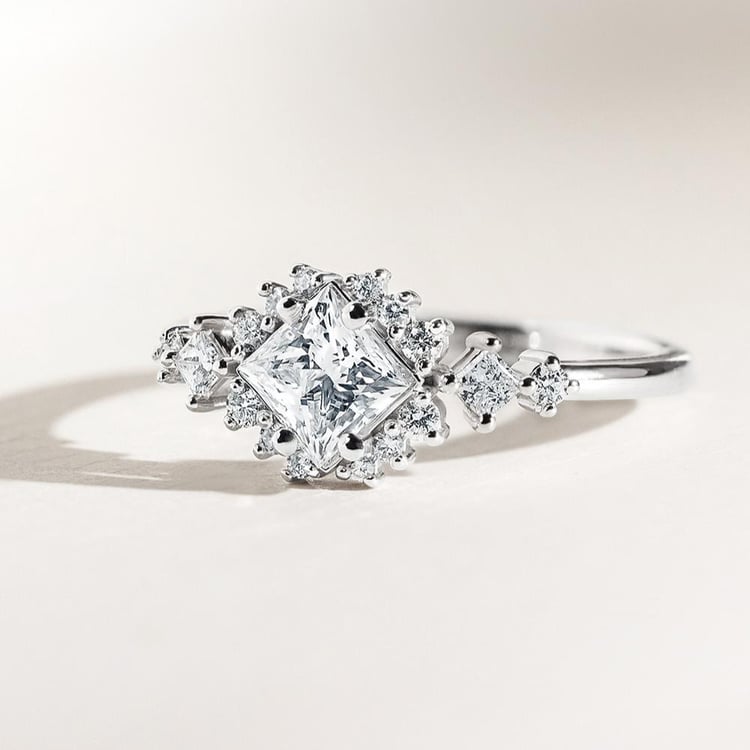 Zásnubný prsteň z bieleho zlata s princess lab-grown diamantom Medrie 158500