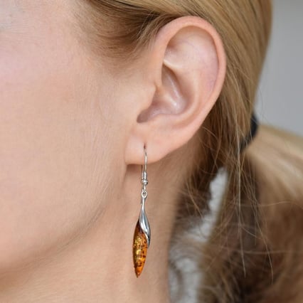 Visiace jantárové náušnice zo striebra Saddie