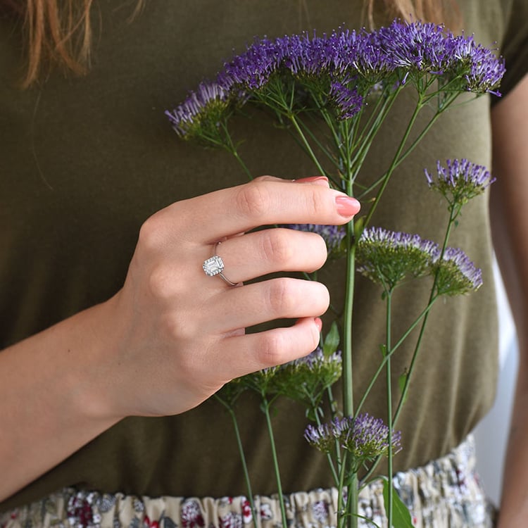 Zásnubný prsteň s emerald moissanitom 82423