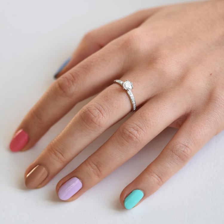 Zlatý zásnubný prsteň s moissanitom a diamantmi 51249