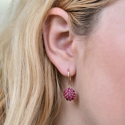 Turmalínové kvety v zlatých náušniciach Amara