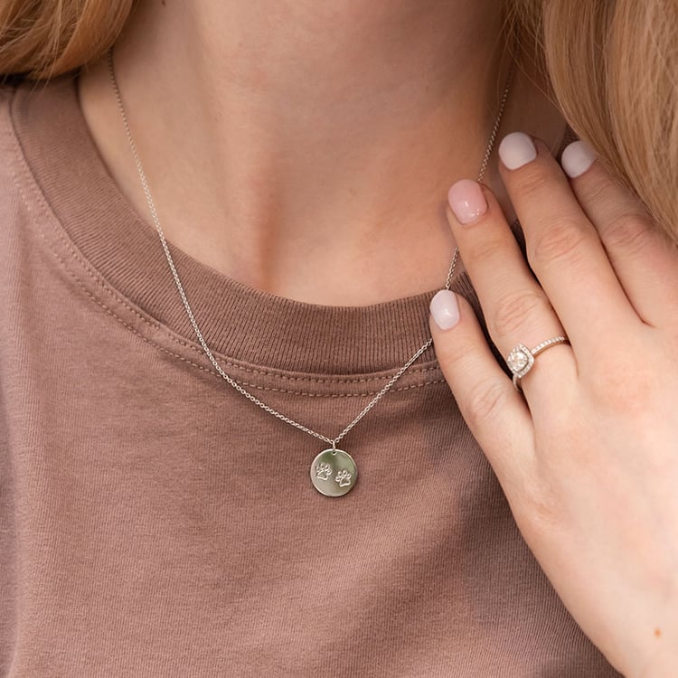 Strieborný prívesok s labkami a gravírom Charly 98667