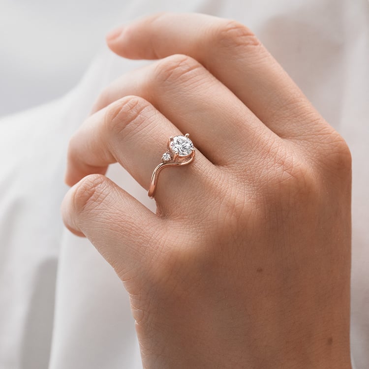 Vlnitý zásnubný prsteň s round moissanitom Debora 155009