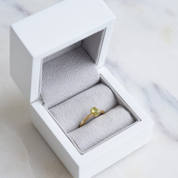 prsteň s oválným olivinom 86082