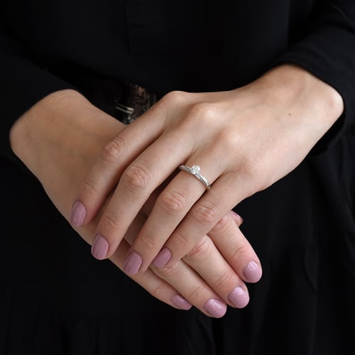 Zásnubný prsteň s postrannými diamantmi Mats