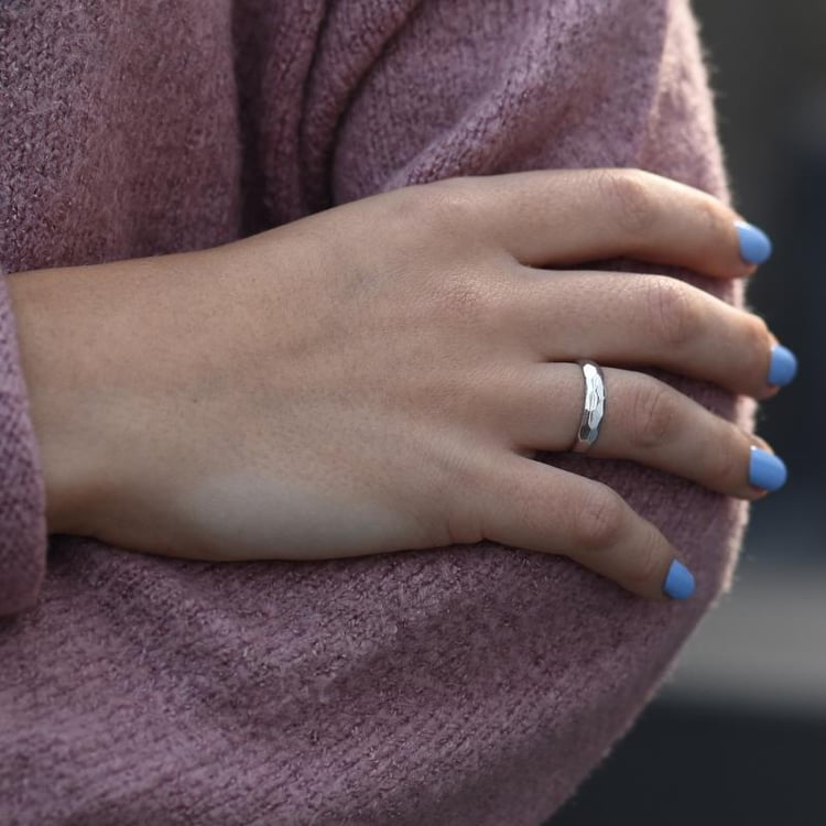 Dámsky prsteň s lesklým tepaným povrchom 49821