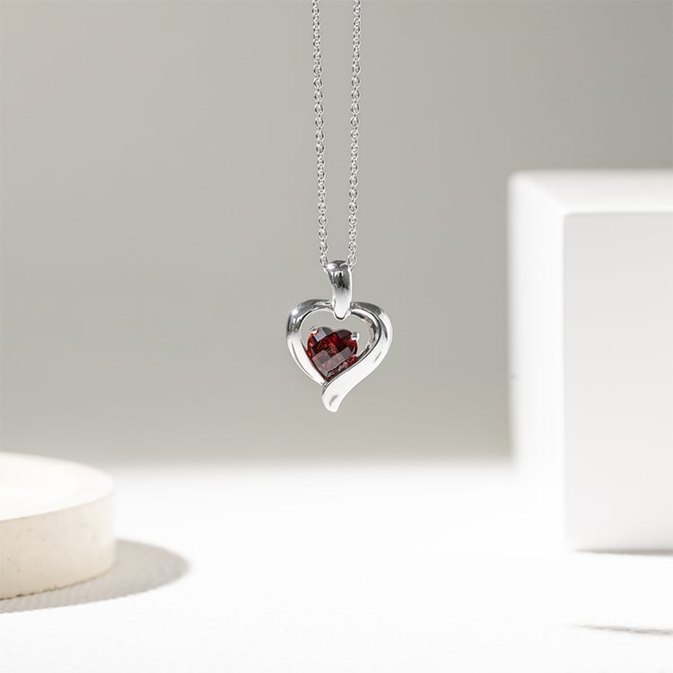 Strieborný prívesok s granátovým srdiečkom Hurtie 130619