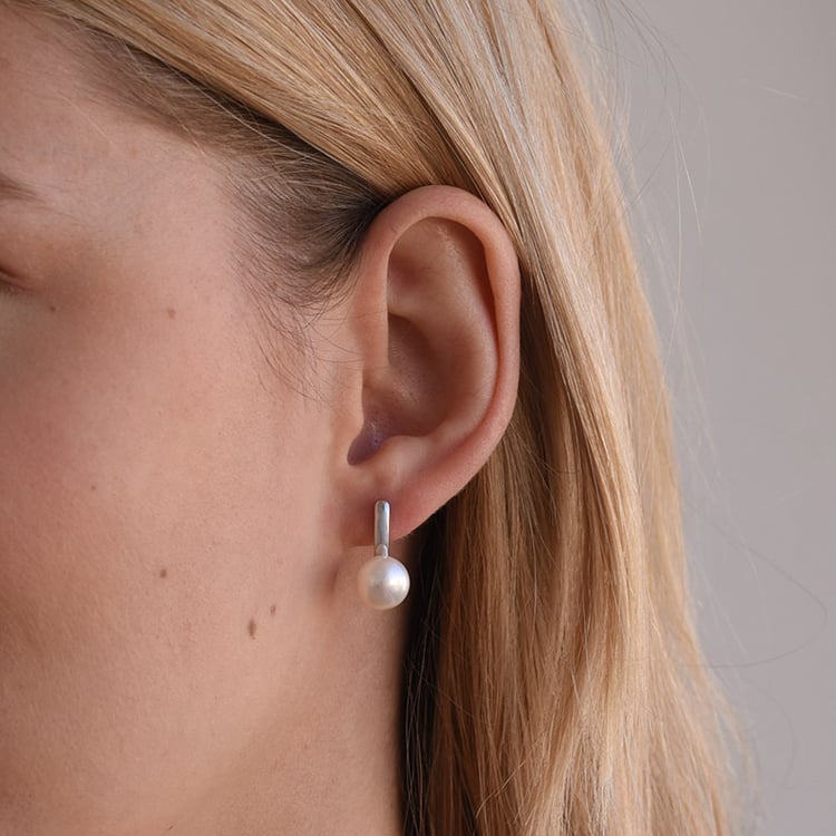 Strieborné visiace náušnice s bielymi perlami 65622