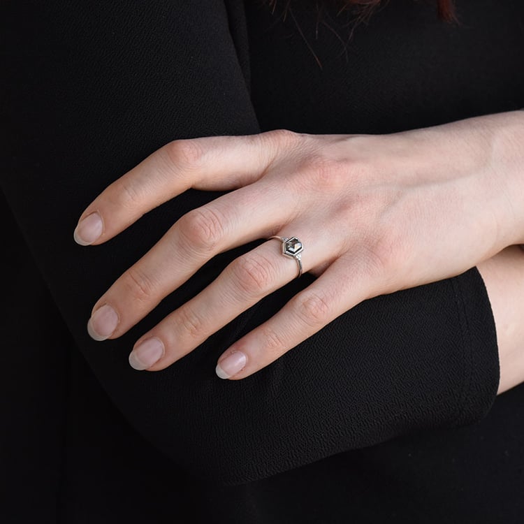 Prsteň so salt and pepper diamantom v tvare heptagon 79505