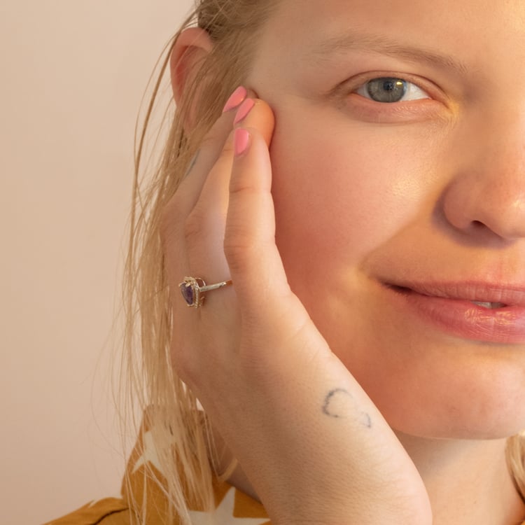 Zlatý prsteň s ametystovým srdcom a diamantmi Cecile 101197