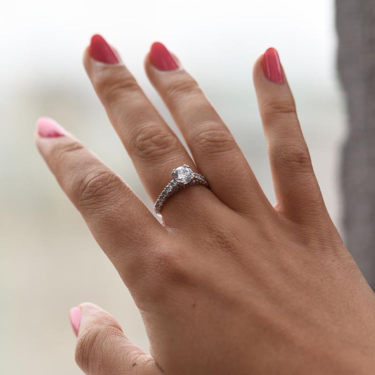 Zlatý zásnubný prsteň posiaty diamantmi 48044