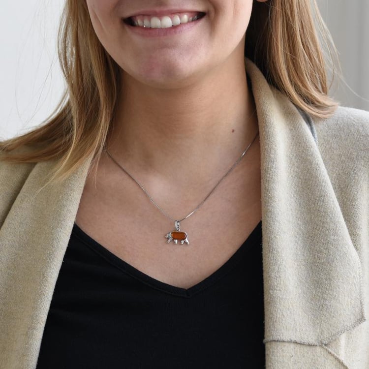 Jantárový medveď v striebornom prívesku Ozias 52063