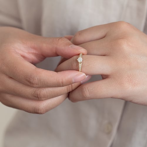 Zásnubný zlatý prsteň s moissanitom a lab-grown diamantmi Fuena