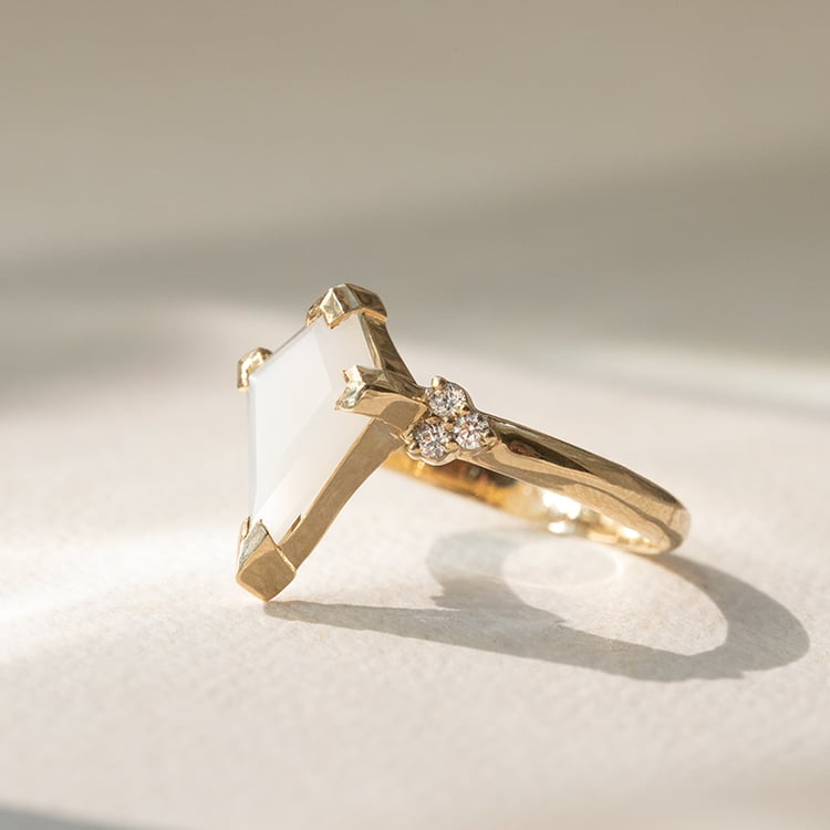 Prsteň s mliečnym mesačným kameňom Floki 137455