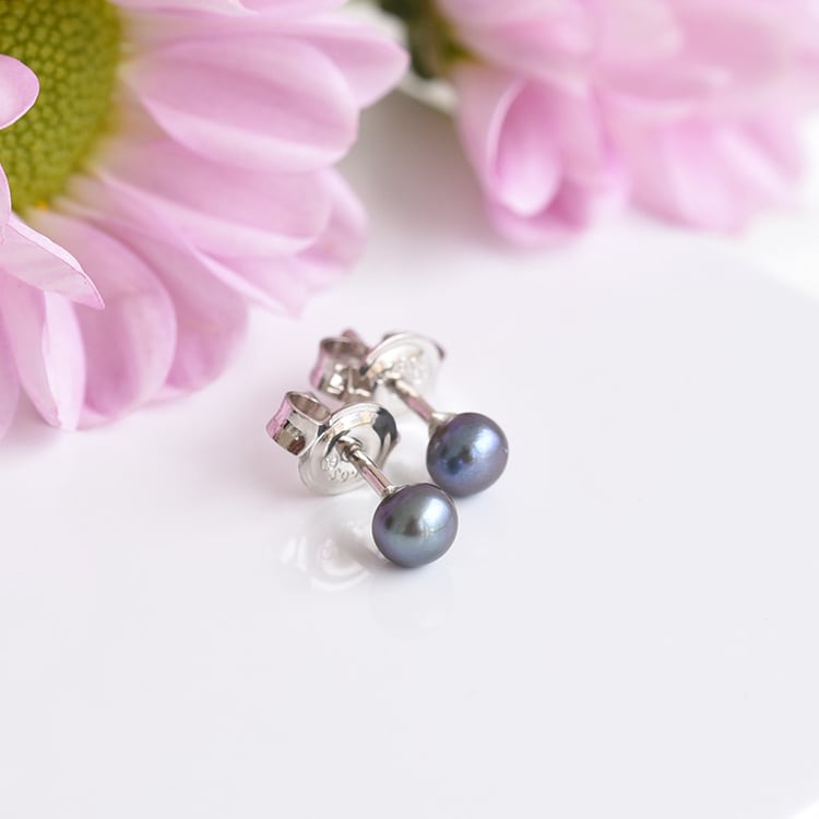 Náušnice s čiernymi perlami zo striebra 83231