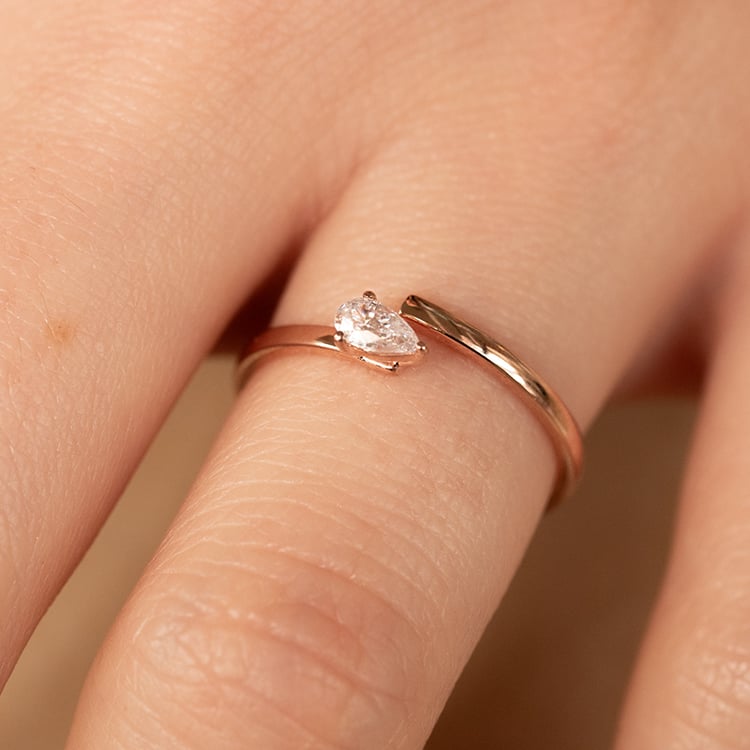 Atypický zásnubný prsteň s pear diamantom Carol 137611