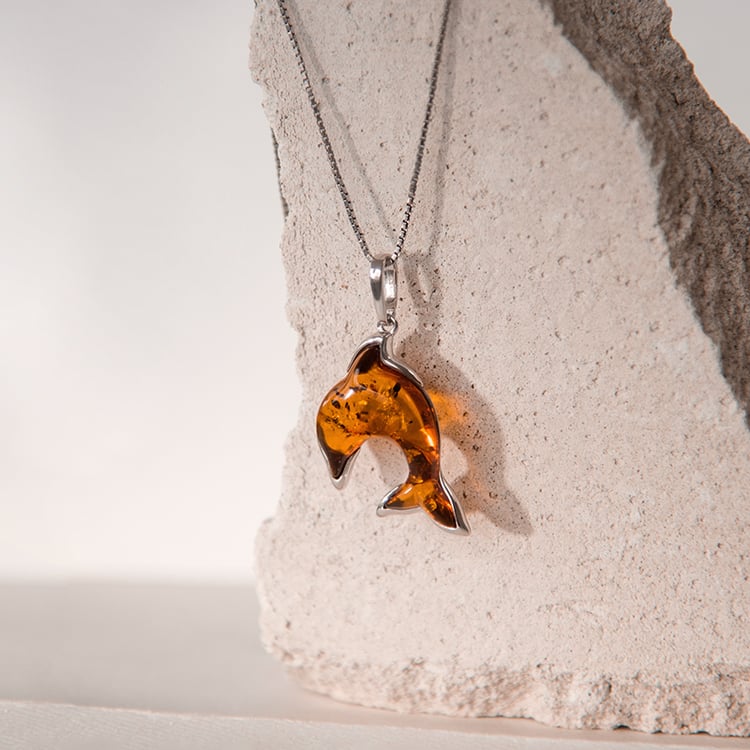 Jantárový prívesok zo striebra v tvare delfína Dauphin 107784