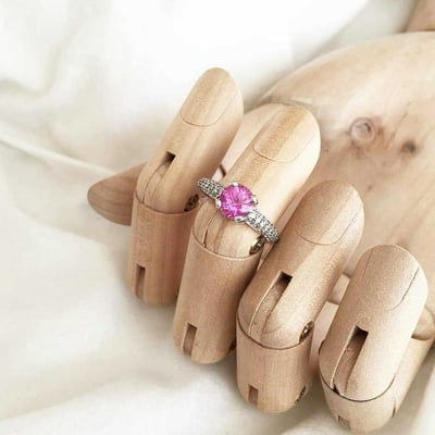 Strieborný prsteň so zafírom